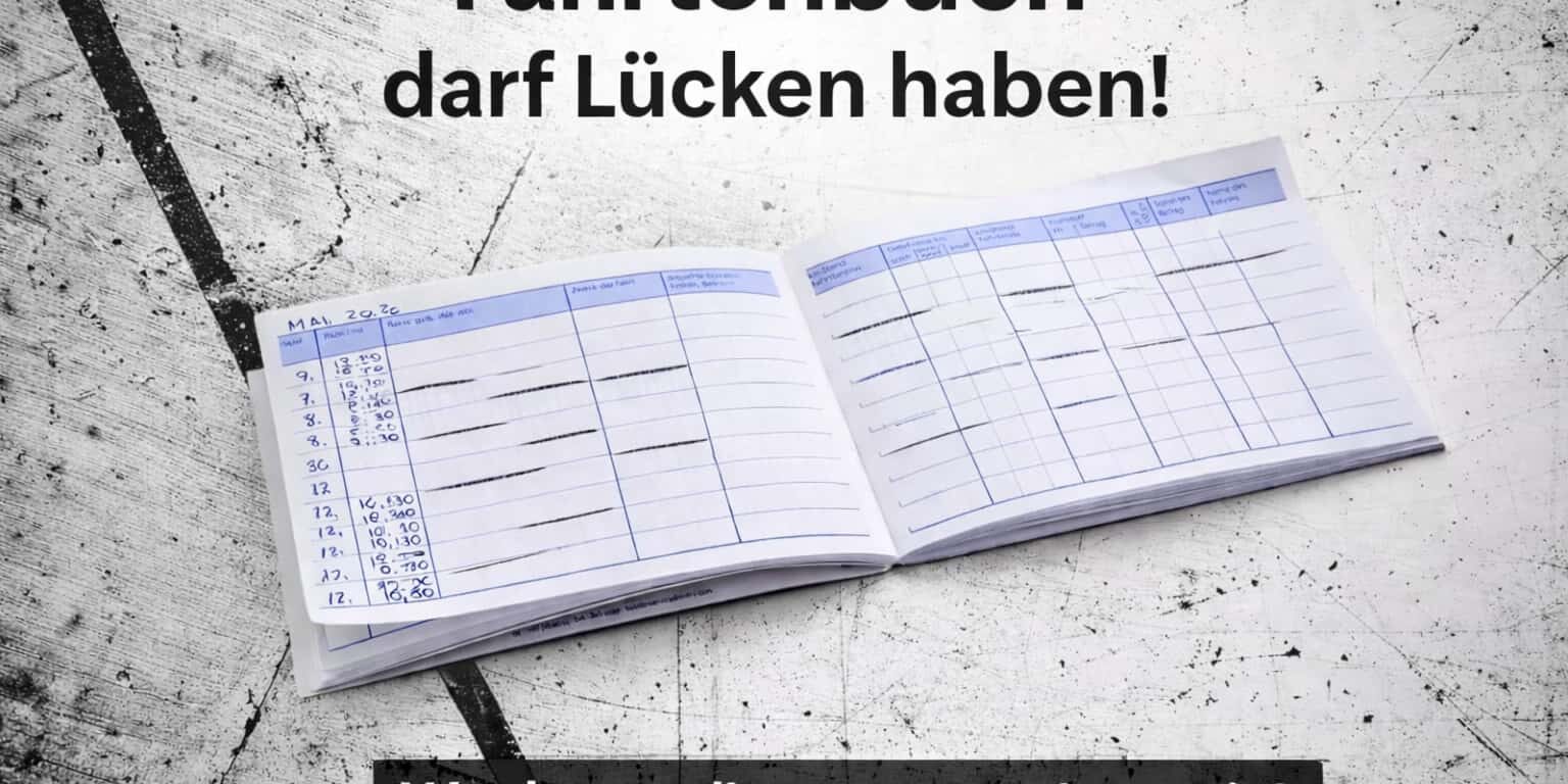Offenes Fahrtenbuch mit sichtbaren Lücken in den Einträgen auf minimalistischem, strukturiertem Hintergrund, darüber der Hinweis, dass ein Fahrtenbuch rechtlich nicht lückenlos sein muss.